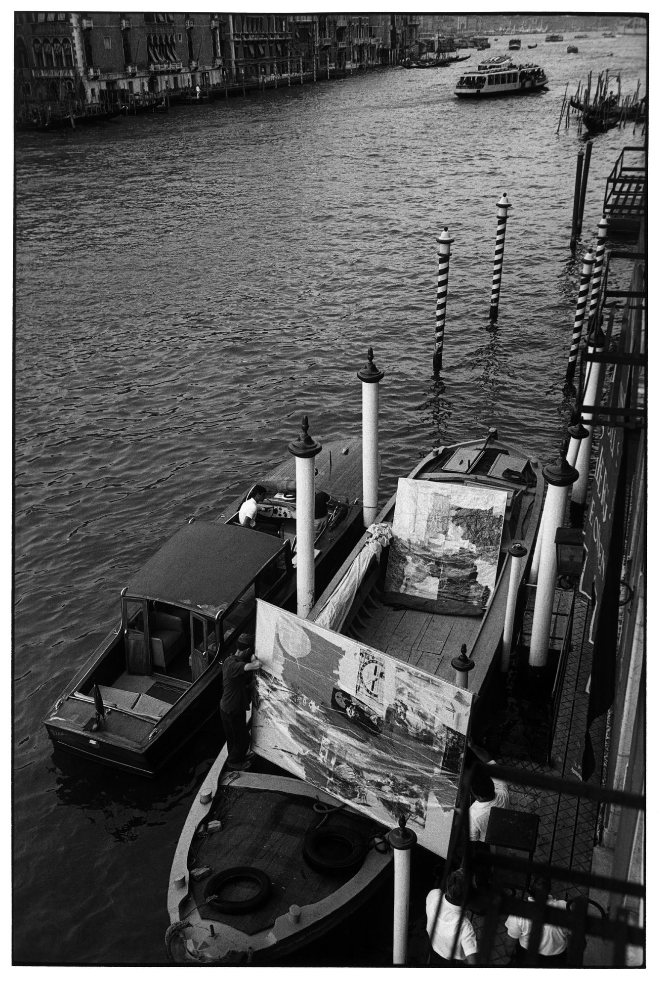 Ugo Mulas. Le opere degli artisti pop trasportate in laguna, XXXII Esposizione Biennale Internazionale d’Arte, Venezia, 1964 © Eredi Ugo Mulas. Tutti i diritti riservati. Courtesy Archivio Ugo Mulas, Milano – Galleria Lia Rumma, Milano / Napoli